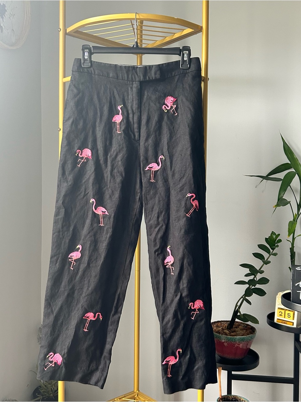 Deane & White coastal black linen pants with  embroidered pink flamingo size 6
